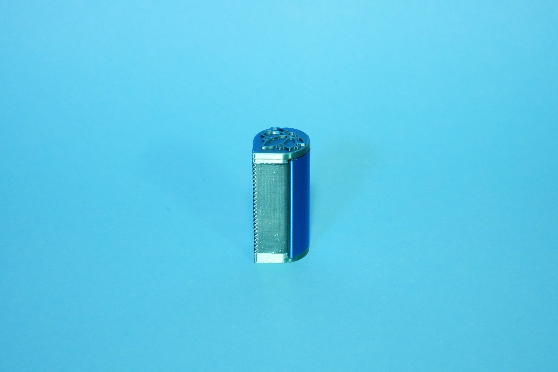nibli™ Green-Blue-Spender mit Lotusblüten-Symbol auf blauem Hintergrund