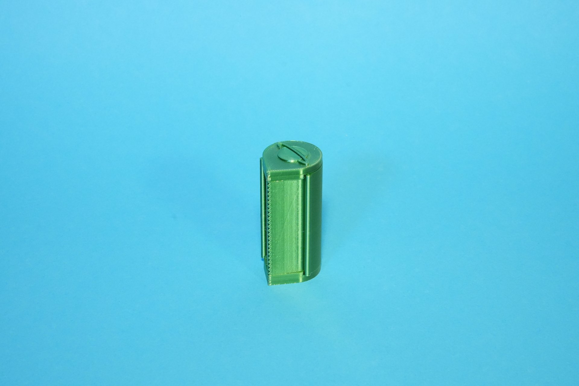 nibli™ Green-Spender mit Saturn-Symbol auf blauem Hintergrund