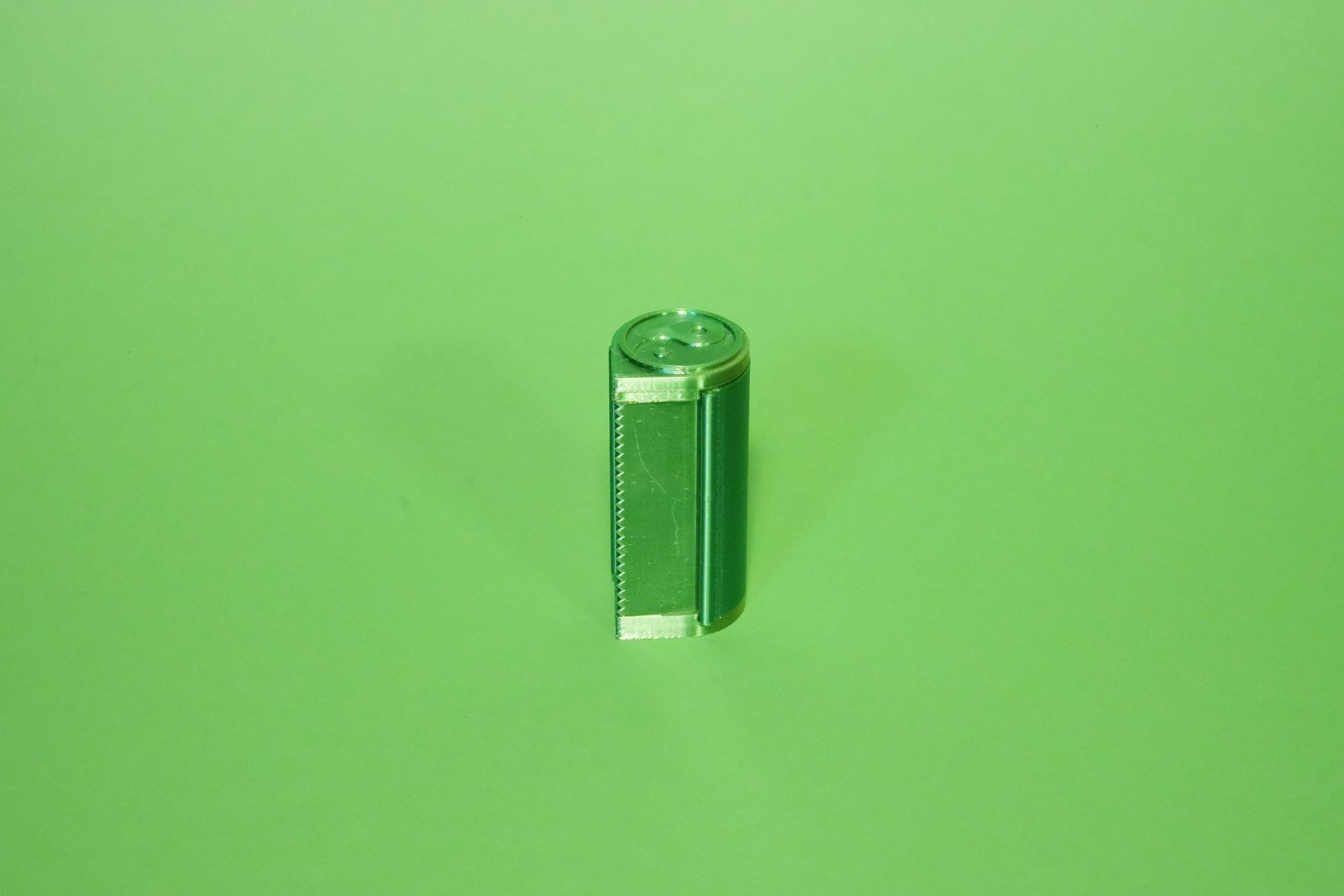 nibli™ Green-Spender mit Yin-Yang-Symbol auf grünem Hintergrund