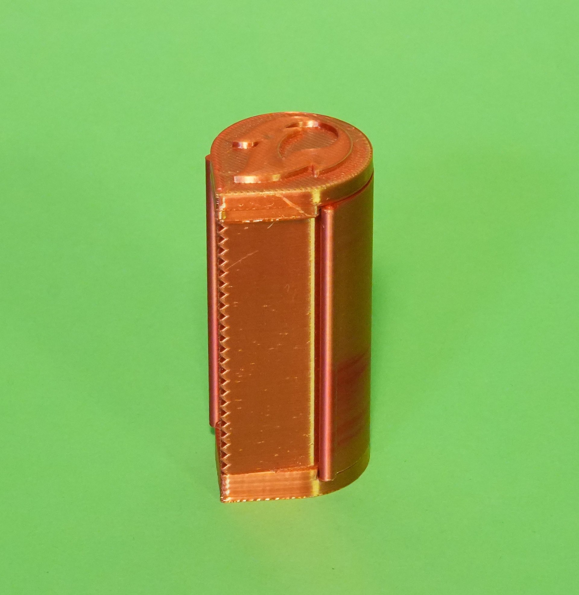 nibli™ Red-Gold-Spender mit Flammen-Symbol auf grünem Hintergrund