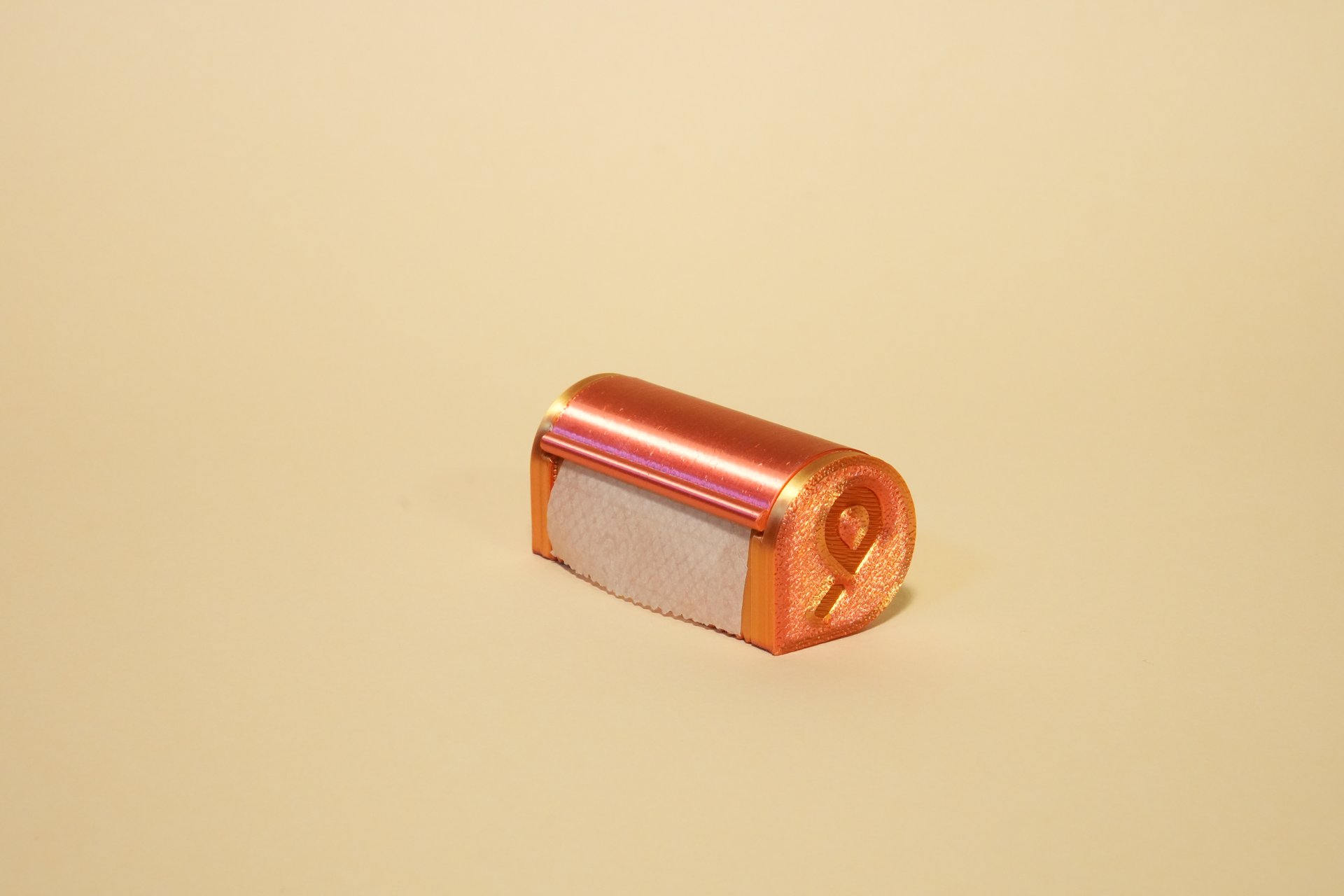 Geschlossener nibli™ Spender, aus dem das Papier gleichmäßig zwischen Deckel und Gehäuse herausgezogen wird