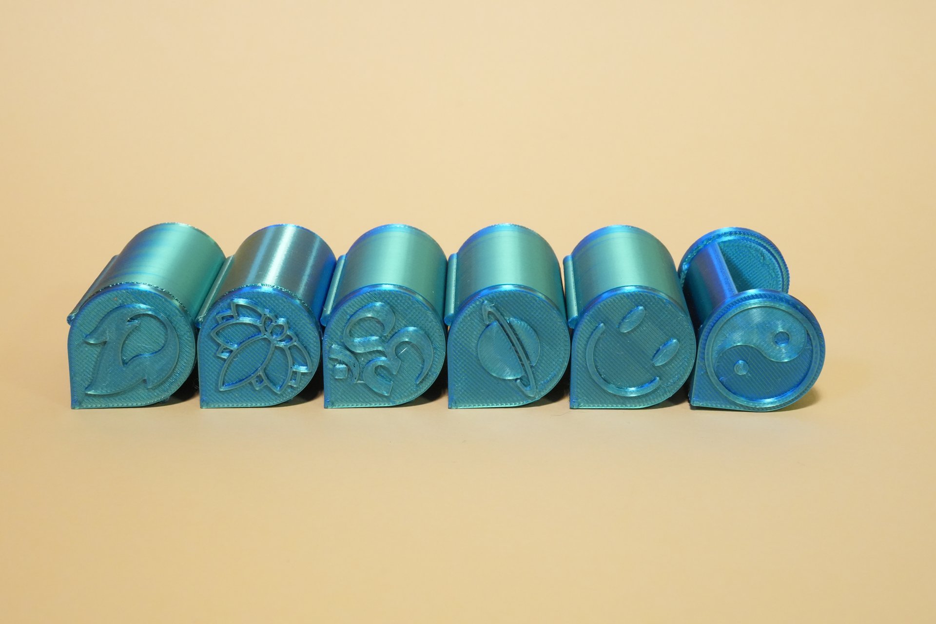 Sechs nibli™ Green-Blue-Spender auf cremefarbenem Hintergrund