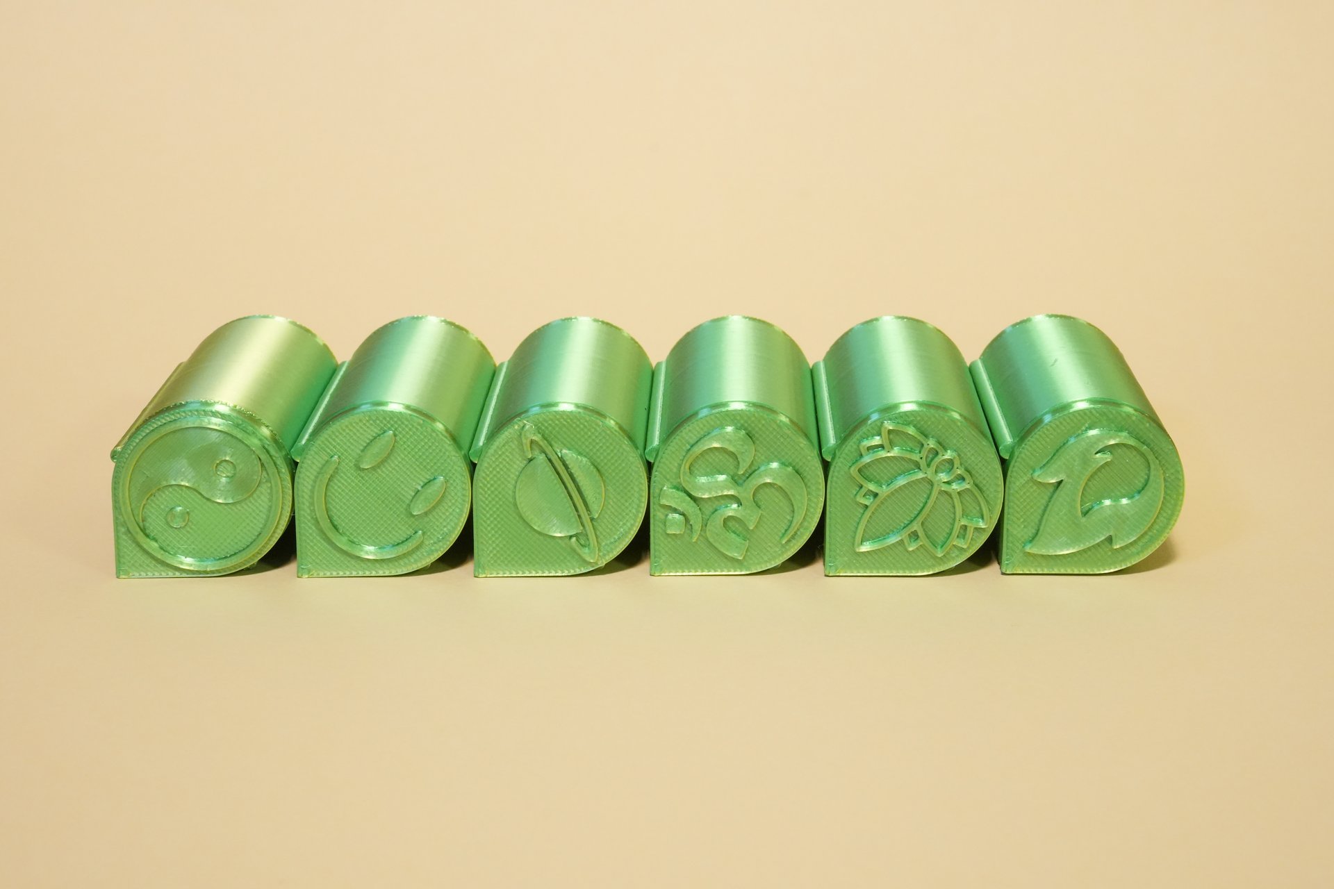 Sechs nibli™ Green-Gold-Spender auf cremefarbenem Hintergrund