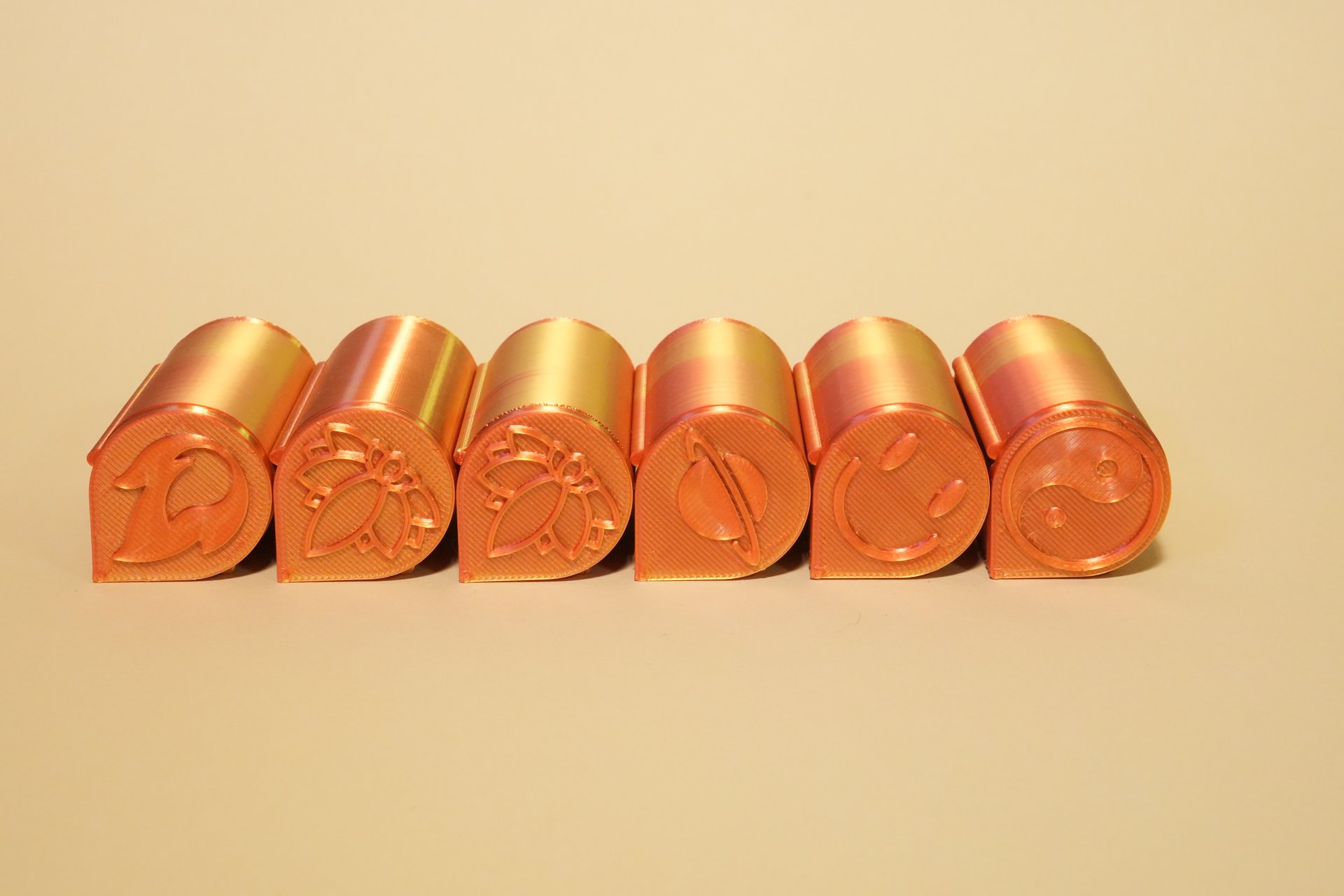 Sechs nibli™ Red-Gold-Spender auf cremefarbenem Hintergrund